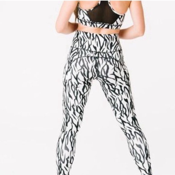 Zyia Active Safari Pocket Brilliant Zebra Hi-Rise 7/8 Compression Size 6-8 - Picture 9 of 9